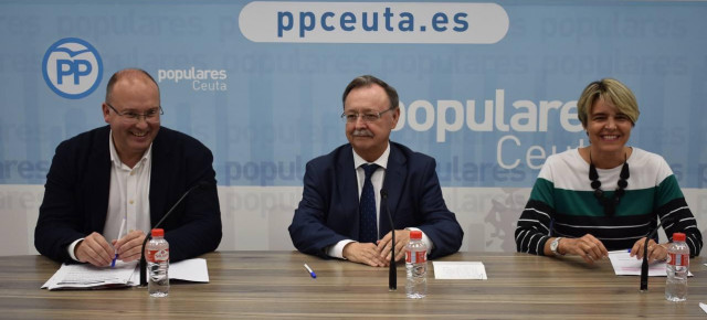 El vicesecretario de Organización, Miguel Tellado, junto a Juan Jesús Vivas, presidente del PP de Ceuta, y Yolanda Bel, secretaria general del partido en la ciudad autónoma.