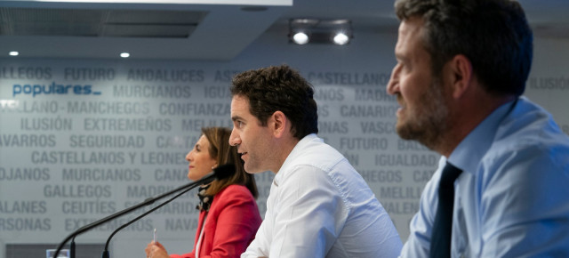 Teodoro García Egea, Jaime de Olano e Isabel Borrego en la inauguración de la tercera jornada del seminario del PP “Activemos España. Impulsando el Turismo”