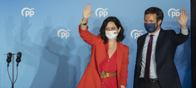 El presidente del Partido Popular, Pablo Casado, e Isabel Díaz Ayuso en la noche electoral
