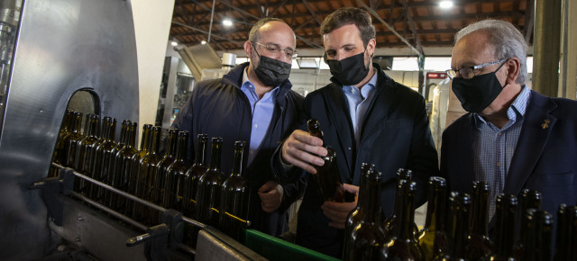 Pablo Casado durante su visita a una bodega en Protons.