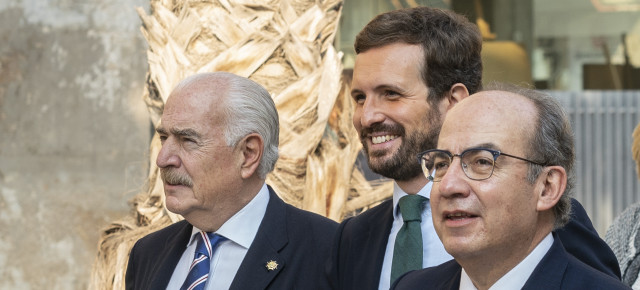 Pablo Casado con el expresidente de Colombia, Andrés Pastrana, y el expresidente de México, Felipe Calderón. 