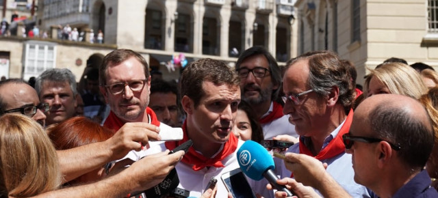 Pablo Casado atiende a los medios en Vitoria