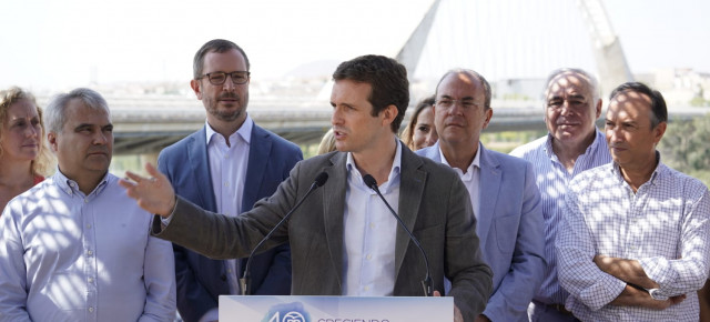 Pablo Casado atiende a los medios de comunicación en Mérida.