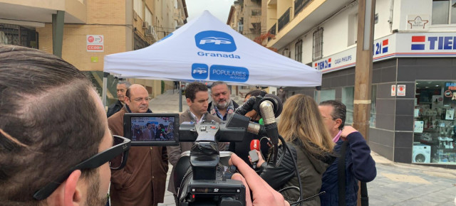Teodoro García Egea atiende a los medios en Baza, Granada