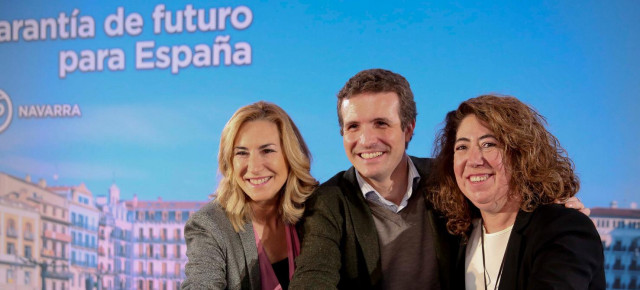 Pablo Casado con Carmen Alba y Ana Beltrán en la presentación de candidatos del PP de Navarra