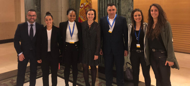Cuca Gamarra y Javier Merino en la firma del primer convenio colectivo de fútbol femenino