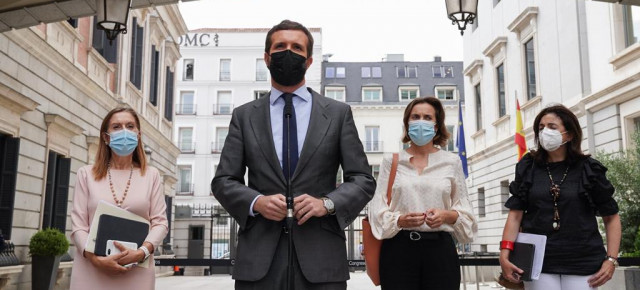 Pablo Casado atiende a los medios desde el Congreso