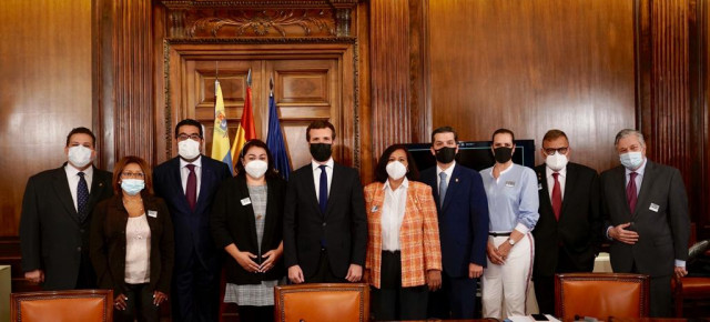 Foto de grupo tras la intervención de Pablo Casado.