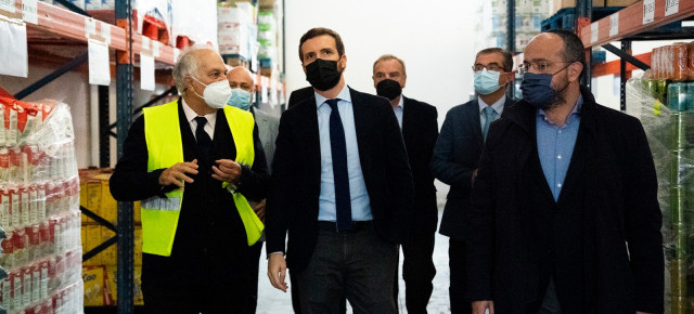 Pablo Casado durante la visita al Banco de Alimentos.