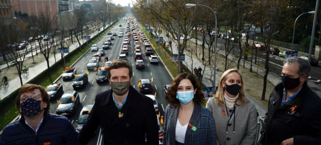 Pablo Casado durante la manifestación, junto a José Luis Martínez Almeida, Isabel Díaz Ayuso y Ana Camíns.