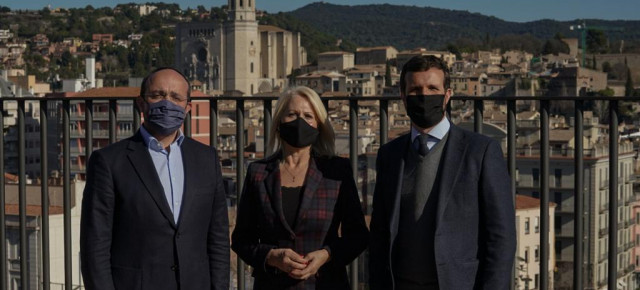 El presidente del PP, Pablo Casado, junto al presidente del PP Catalán, Alejandro Fernández y Àngels Olmedo en Gerona.