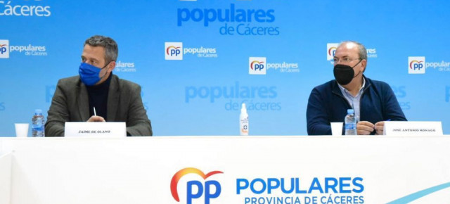 El vicesecretario de Participación, Jaime de Olano, en la sede del Partido Popular de Cáceres, junto a José Antonio Monago