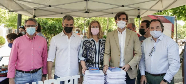 Pablo Montesinos, en una mesa de recogida de firmas en la plaza de Chamberí