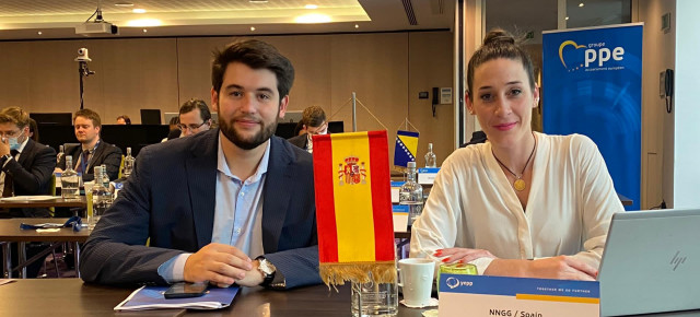 El secretario general de NNGG, Carlos Angrisano y Edelmira Ferri durante el XIII Congreso de YEEP