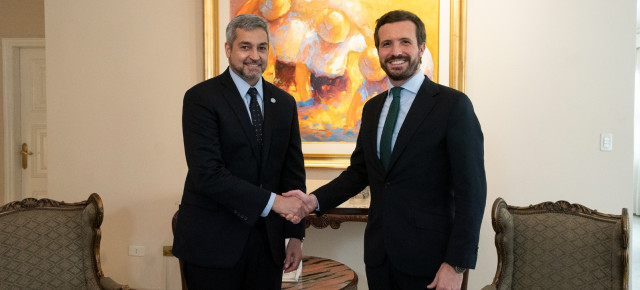 Pablo Casado y Mario Abdo Benítez, presidente de Paraguay, tras la reunión.