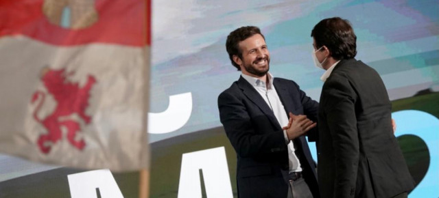 Pablo Casado y Alfonso Fernández Mañueco durante el acto central de campaña en Ávila
