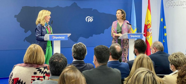 La secretaria general del Partido Popular, Cuca Gamarra, durante su intervención, acompañada de Tere Mallada, presidenta del PP de Asturias
