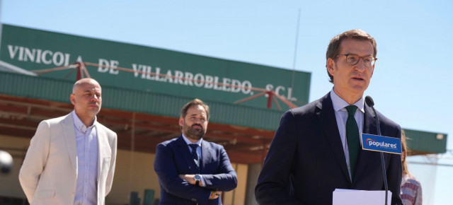 Feijóo hoy, durante su visita a una cooperativa vitivinícola y una industria láctea en Villarrobledo (Albacete)