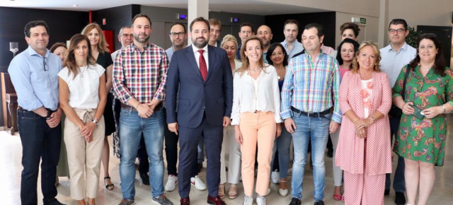 Carmen Navarro en la Comisión regional de bienestar social del PP de Castilla-La Mancha junto al presidente del PP de Castilla-La Mancha, Paco Núñez.