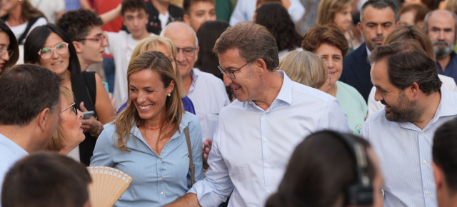 El presidente, Alberto Núñez Feijóo, acompañado de la vicesecretaria de Políticas Sociales, Carmen Navarro, en su visita a la Feria de Albacete