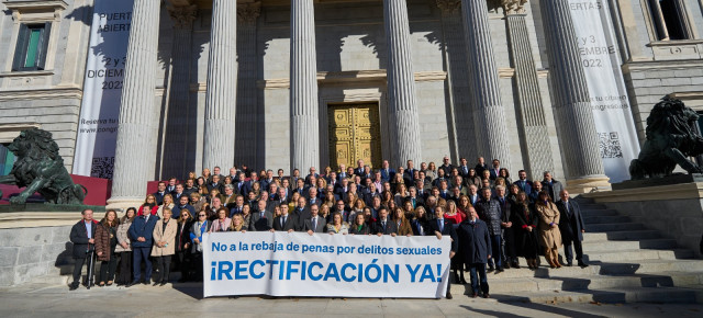 Concentración de diputados y senadores del PP a las puertas del Congreso 