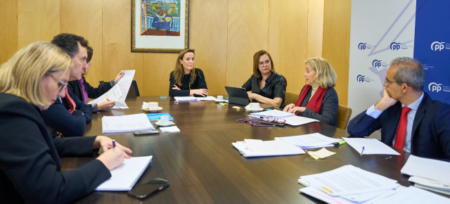 Carmen Navarro en una reunión con los consejeros de Servicios Sociales del PP