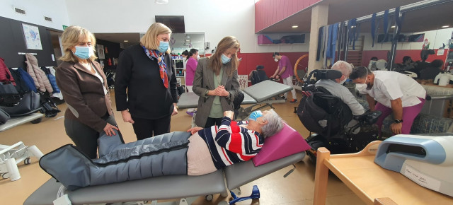 Carmen Navarro en una visita a la sede de Aspaym Castilla y León