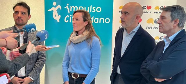 Carmen Navarro tras reunirse con la Asamblea por una Escuela Bilingüe en Cataluña, junto al presidente provincial, Manu Reyes y el candidato a la alcaldía, Daniel Sirera