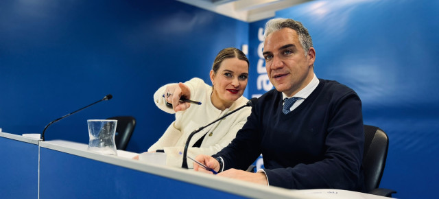 El coordinador general del Partido Popular, Elías Bendodo, junto a Marga Prohens, candidata del PP a la presidencia de Baleares y presidenta del PP de las Islas Baleares