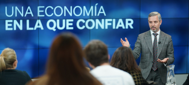 El vicesecretario de Economía, Juan Bravo, en declaraciones a los medios desde la sede nacional