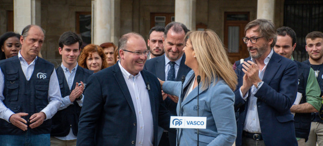 El vicesecretario de Organización, Miguel Tellado, en su visita a Vitoria junto a Carlos Iturgaiz, presidente del PP Vasco, e Iñaki Oyarzabal e Ainhoa Domaica