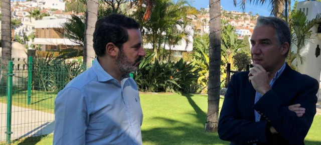 El coordinador general, Elías Bendodo, atiende a los medios en Estepona