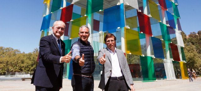 Paco de la Torre, Elías Bendodo y José Luis Martínez-Almeida en Málaga.