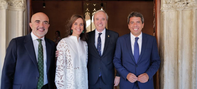 En la toma de posesión de Jorge Azcón 