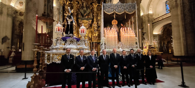 Juan Bravo visita la Archicofradía Sacramental de Pasión junto al alcalde de Sevilla, José Luis Sanz.