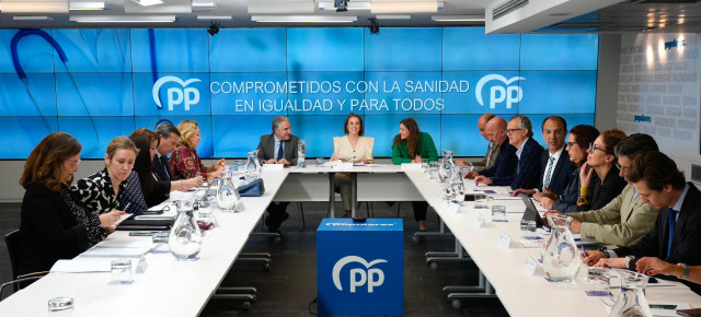Cuca Gamarra, Elías Bendodo y Ester Muñoz, reunidos con los consejeros de Sanidad del PP 