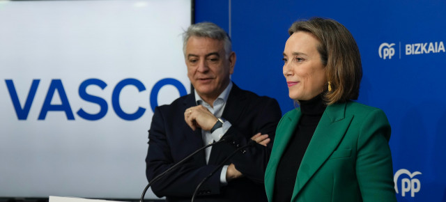La secretaria general del PP, Cuca Gamarra, junto a Javier de Andrés, presidente del PP Vasco