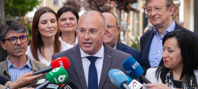 Miguel Tellado atiende a los medios