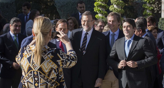 Cristina Cifuentes hace una foto a Mariano Rajoy con varios candidatos