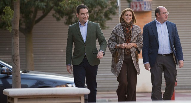 María Dolores de Cospedal con Teodoro García Egea y Pedro Antonio Sánchez a su llegada al acto