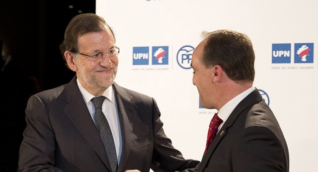 Mariano Rajoy firma el acuerdo con UPN para ir juntos a las elecciones generales