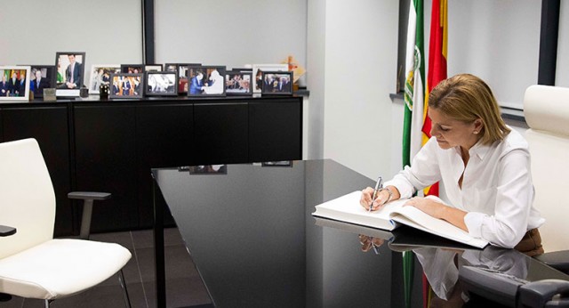 Mª Dolores de Cospedal firma en la sede del PP de Granada