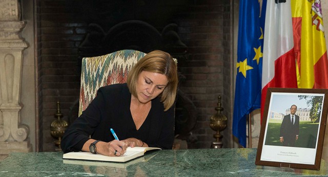 Mª Dolores de Cospedal acude a la Embajada de Francia en Madrid