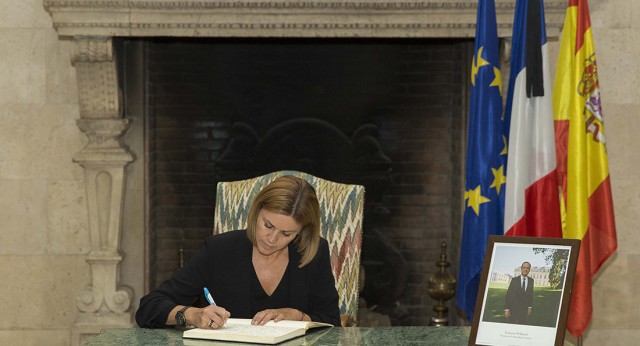 Mª Dolores de Cospedal acude a la Embajada de Francia en Madrid