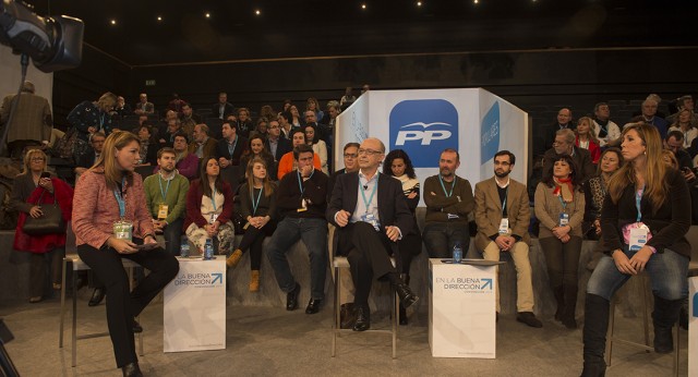 Camarero, Camacho y Montoro intercambiando impresiones en la Convención de Valladolid