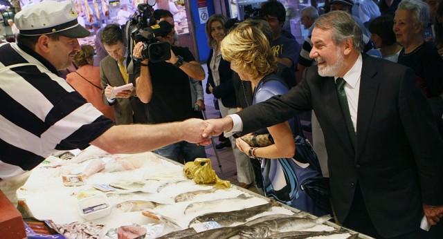 Jaime Mayor Oreja con Esperanza Aguirre en el Mercado de las Maravillas en Madrid