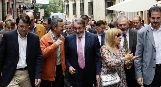 Mayor Oreja camina junto a Ortega Lara durante su visita a León