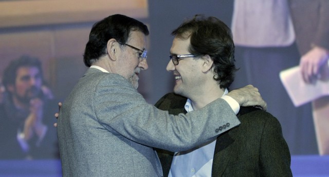 Mariano Rajoy abrazando a Manuel Jiménez, hijo de víctima del terrorismo