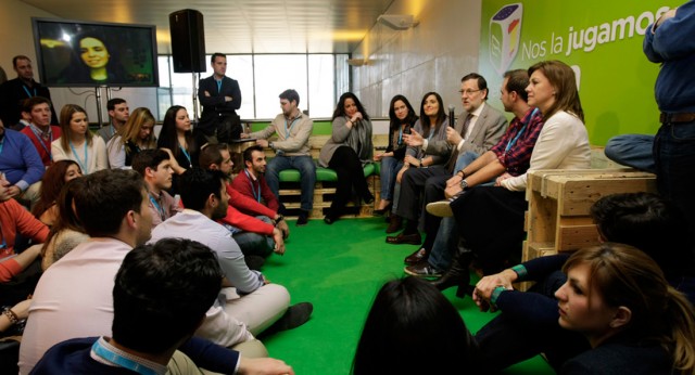 Mariano Rajoy hablando con los jóvenes de NNGG