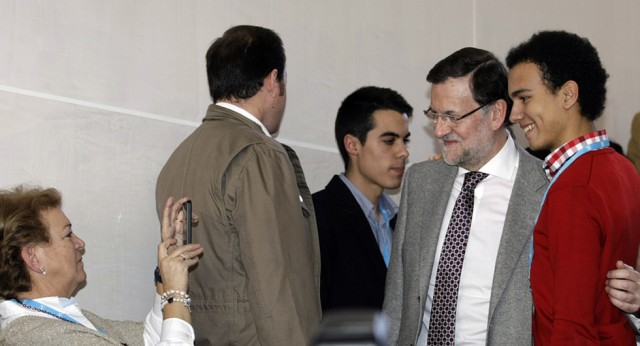 Mariano Rajoy fotografiándose con un joven 